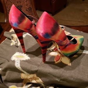 SOLD!!!!  Taylor Says 2Dyefor Heels